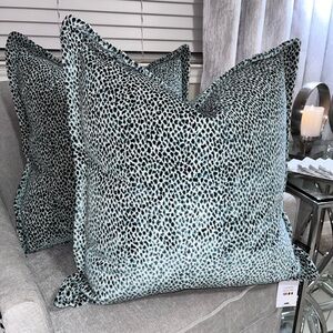 1-NWT CALDEIRA WOVEN VELVET DECORATIVE PILLOW (READ DESCRIPTION FOR DETAILS)